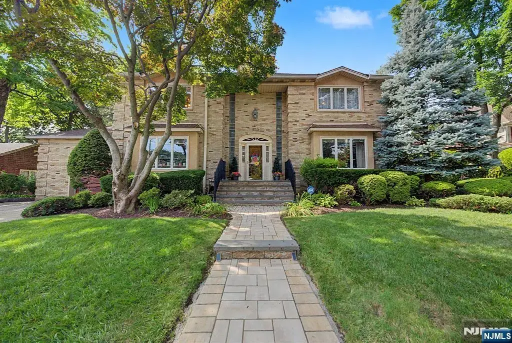 653 Maywood Avenue, Maywood