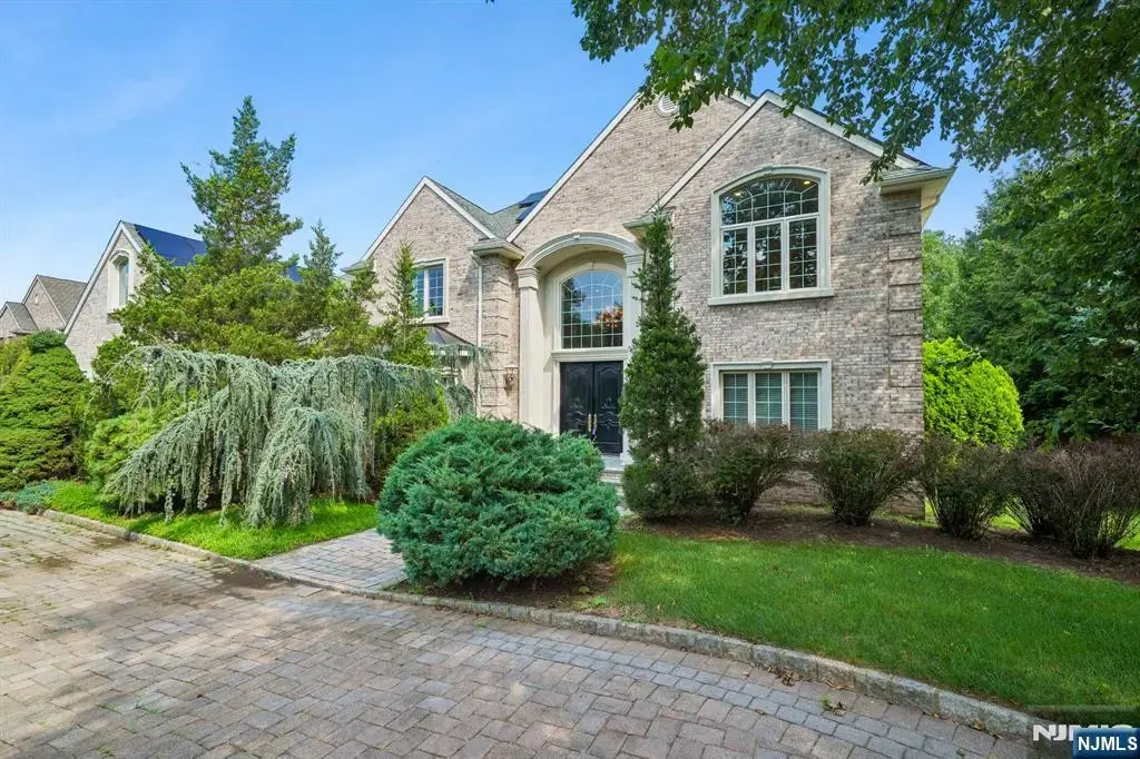 4 Centennial Court, Totowa