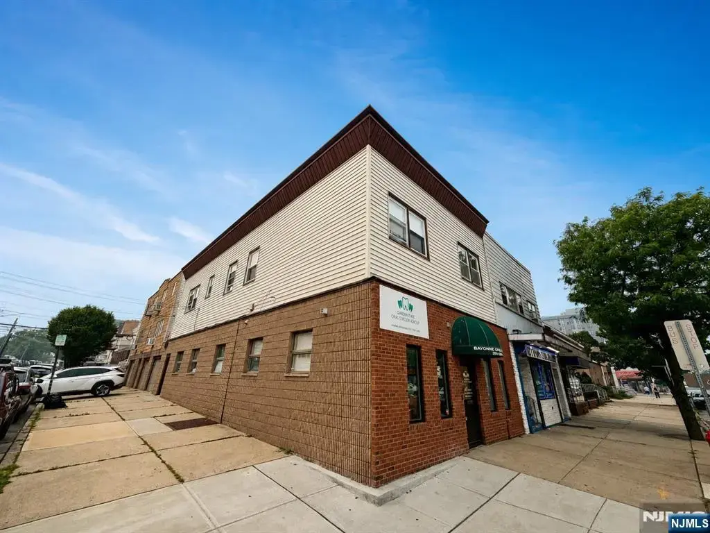 925 Broadway 2a, Bayonne