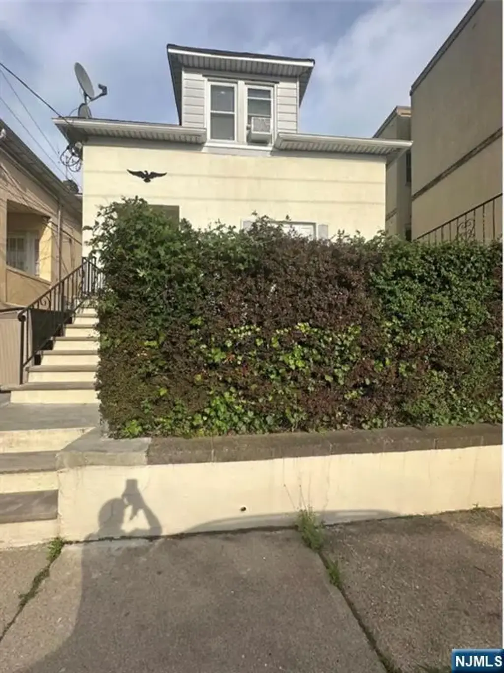 282 Macarthur 2, Garfield