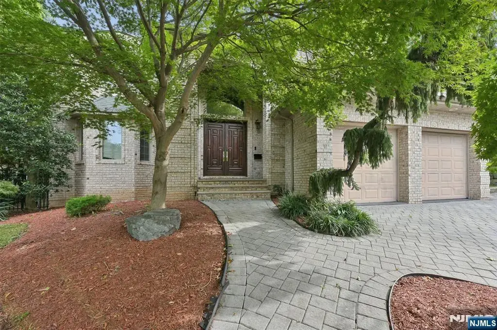 17 W Bayview Avenue, Englewood Cliffs