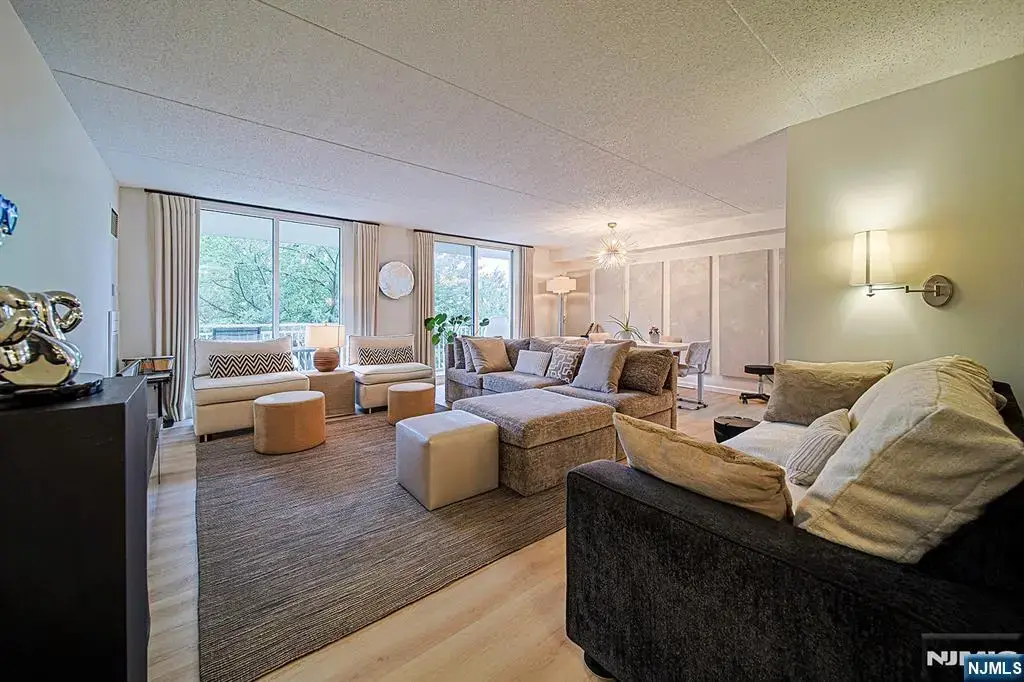 1077 River 413, Edgewater