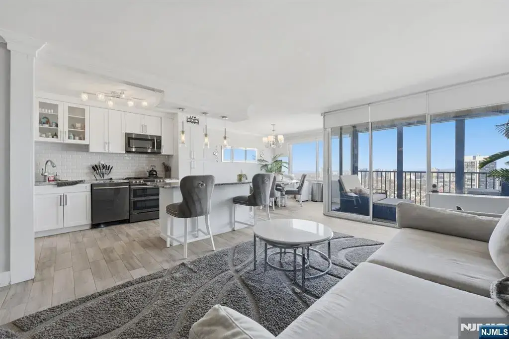 6 Horizon 2809, Fort Lee