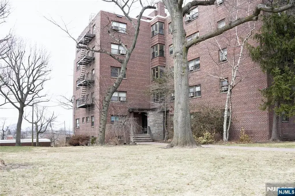 3021 Edwin 1j, Fort Lee
