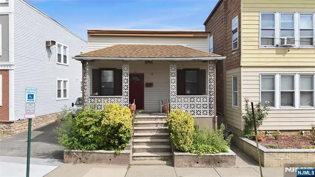 2 Lake Street, Belleville