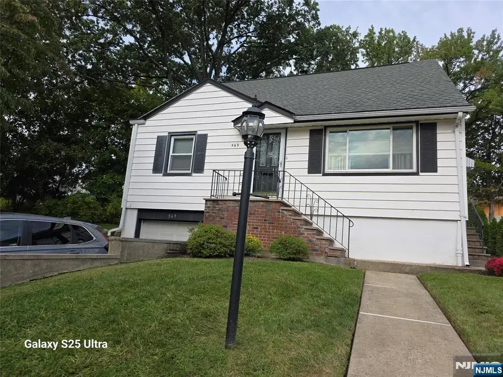 569 Center Avenue, River Edge