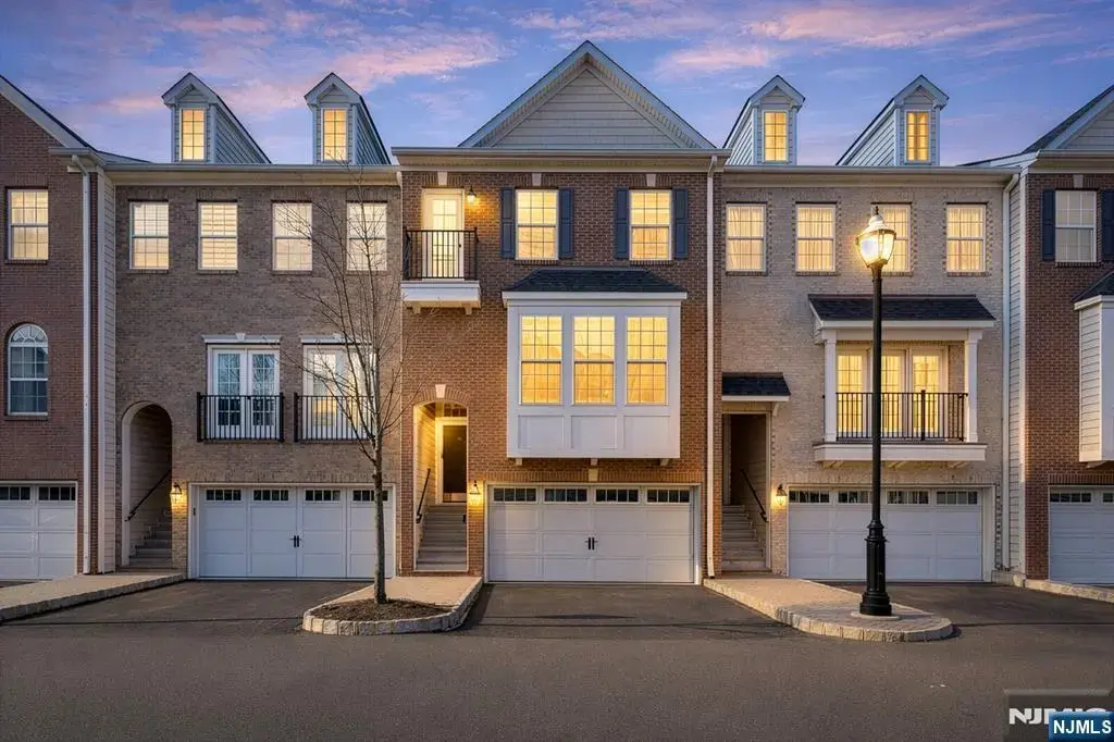 5 Creekside Court, Secaucus
