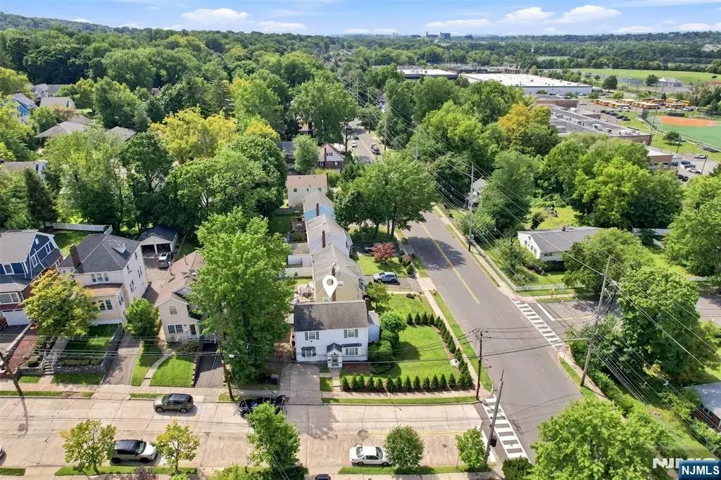 100 Overlook, Leonia
