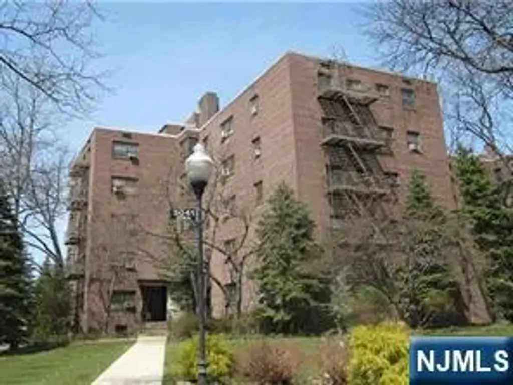 3041 Edwin 2f, Fort Lee