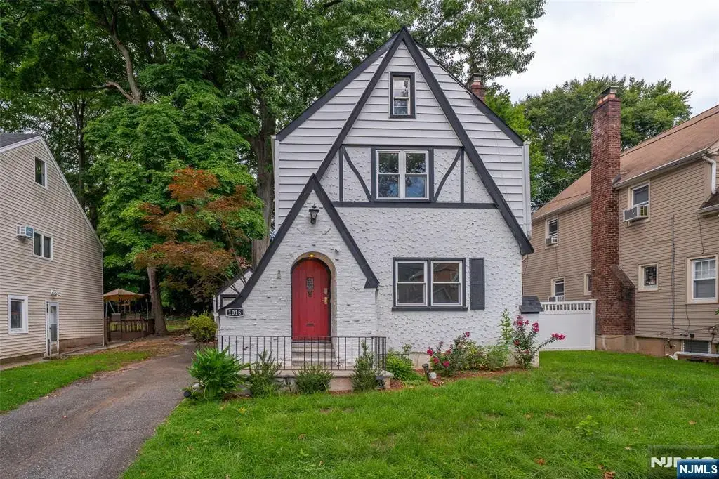 1016 Grace Terrace, Teaneck