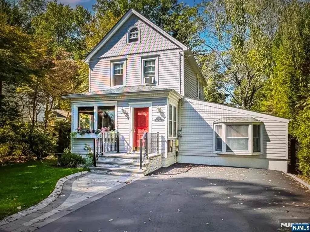 25 Maple Avenue, Demarest