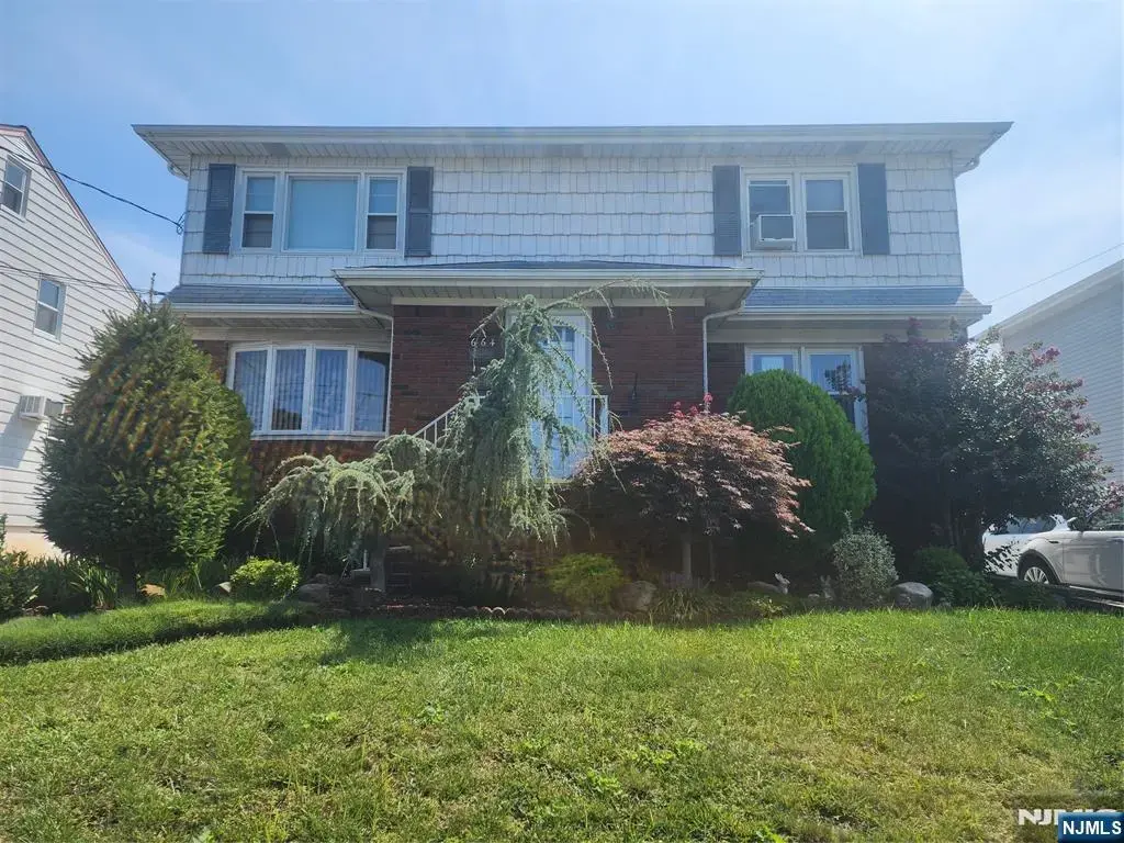 664 10th, Lyndhurst