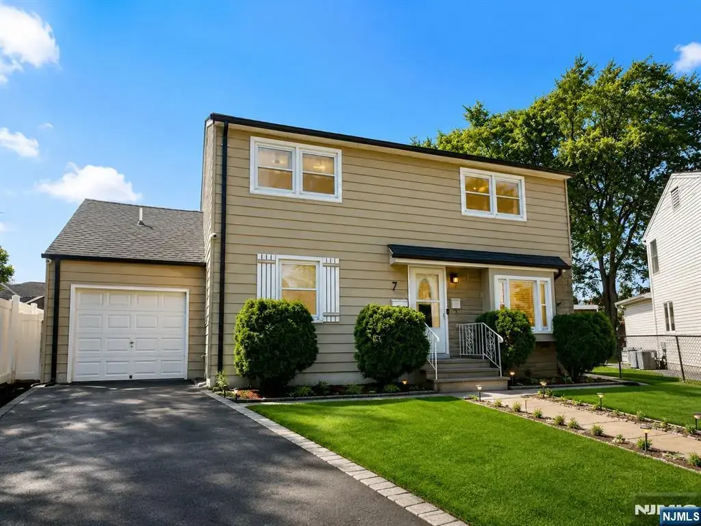 7 Eckhardt, North Arlington
