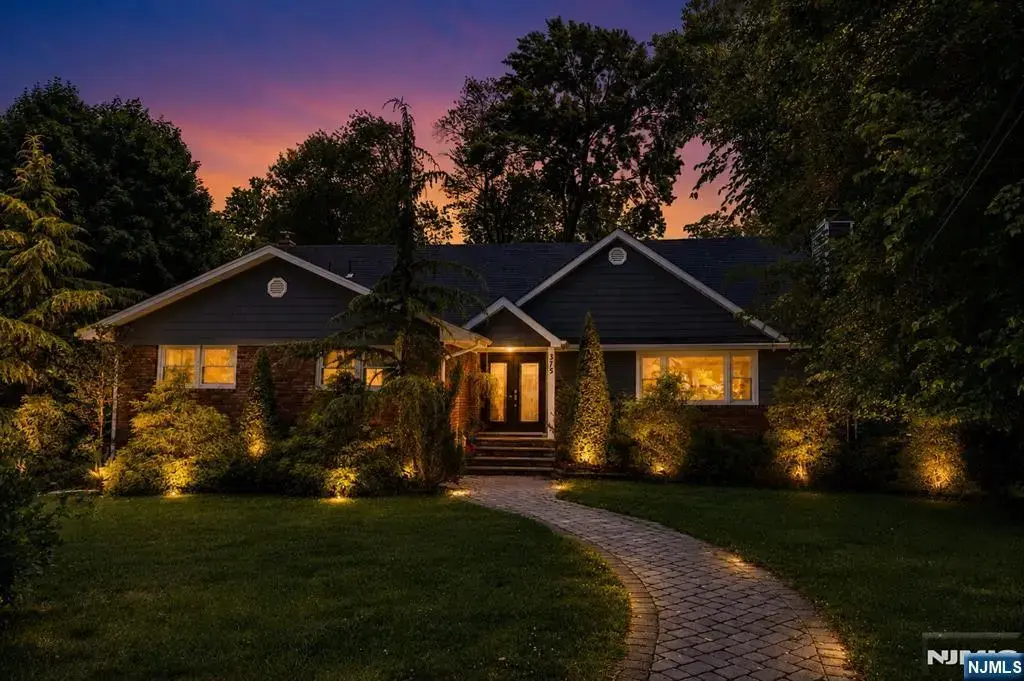 375 Queens Court, Ridgewood