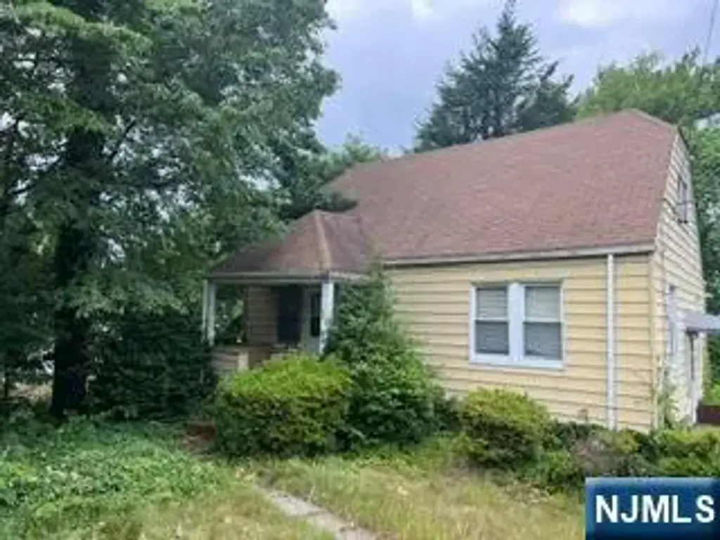 865 Spring Valley Road, Maywood