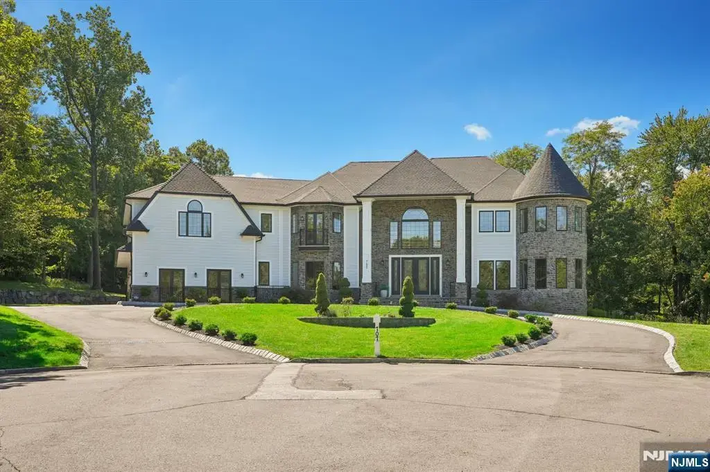 707 Black Hawk Lane, Franklin Lakes
