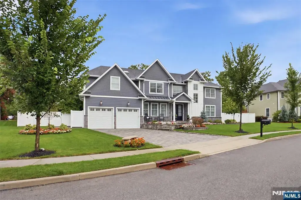 2 Churchill Court, Paramus