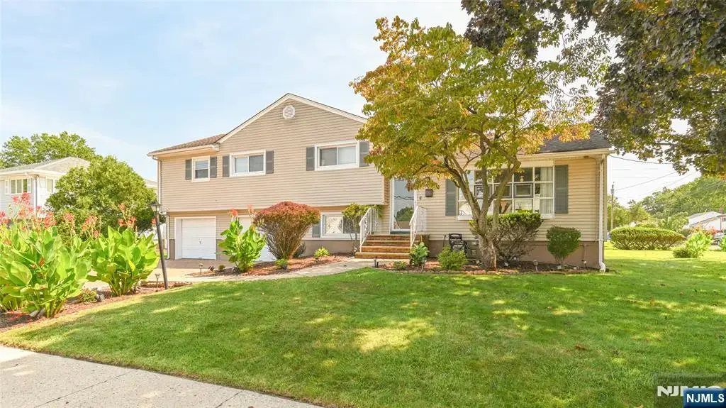 145 Sutton Place, New Milford