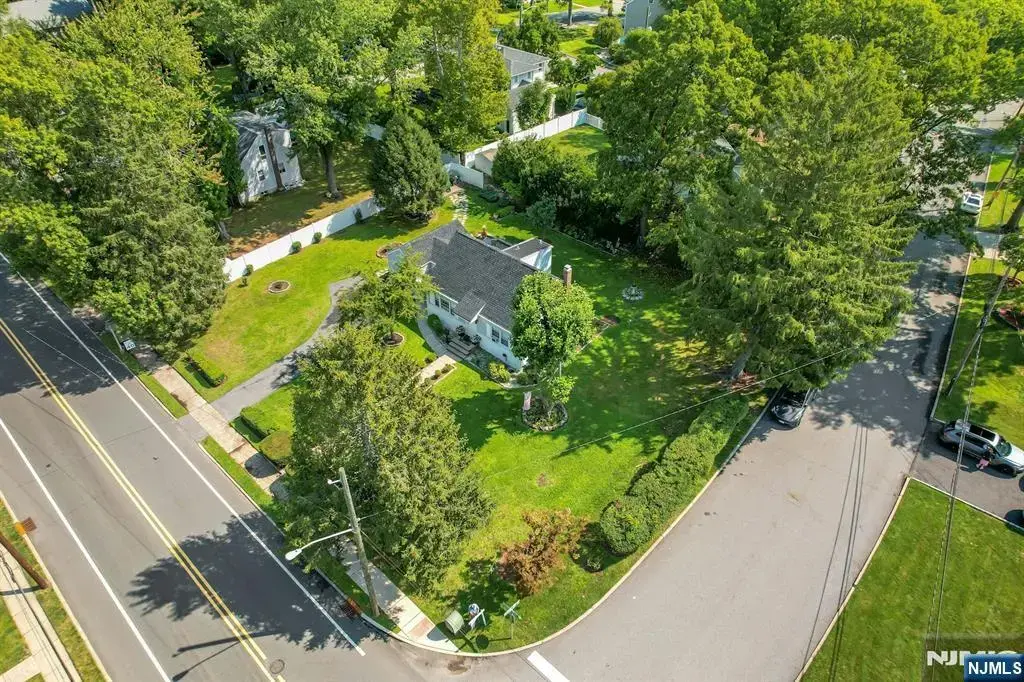 10 Knickerbocker Road, Demarest