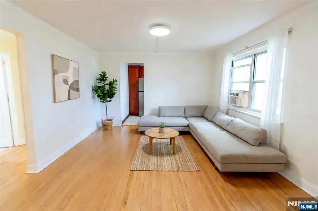 370 Esplanade 21, Hackensack