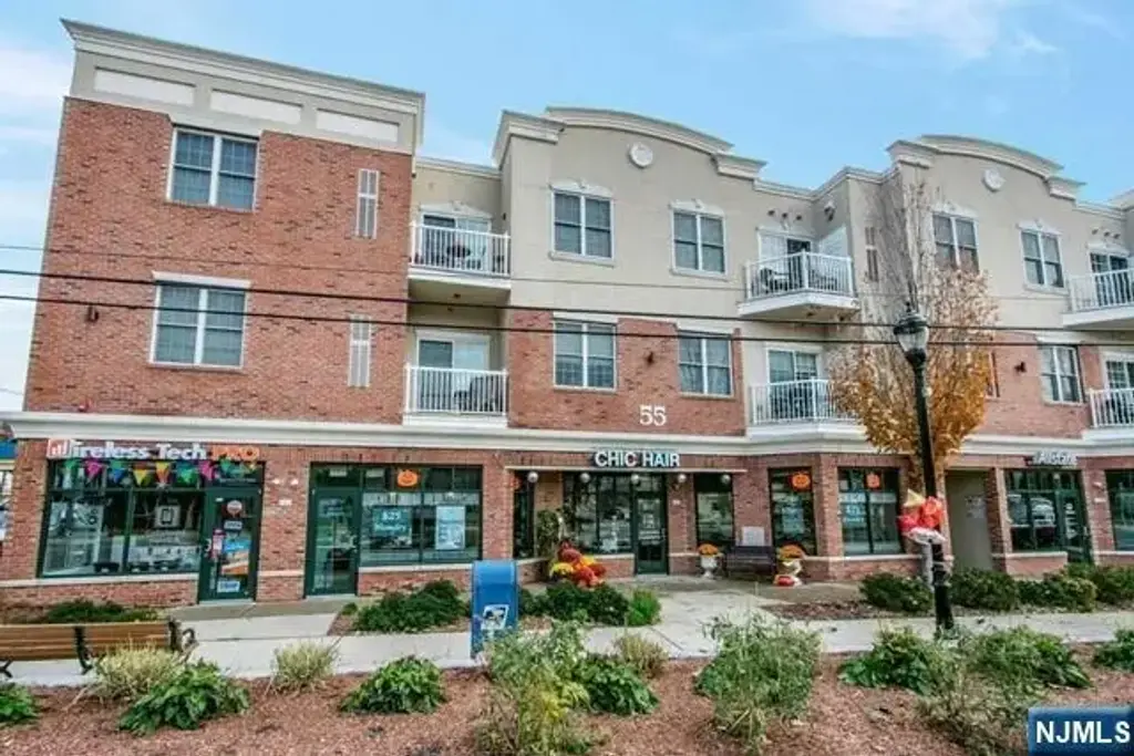 55 E Emerson 203, Emerson