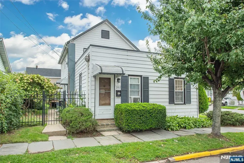 200 Valley Brook, Lyndhurst