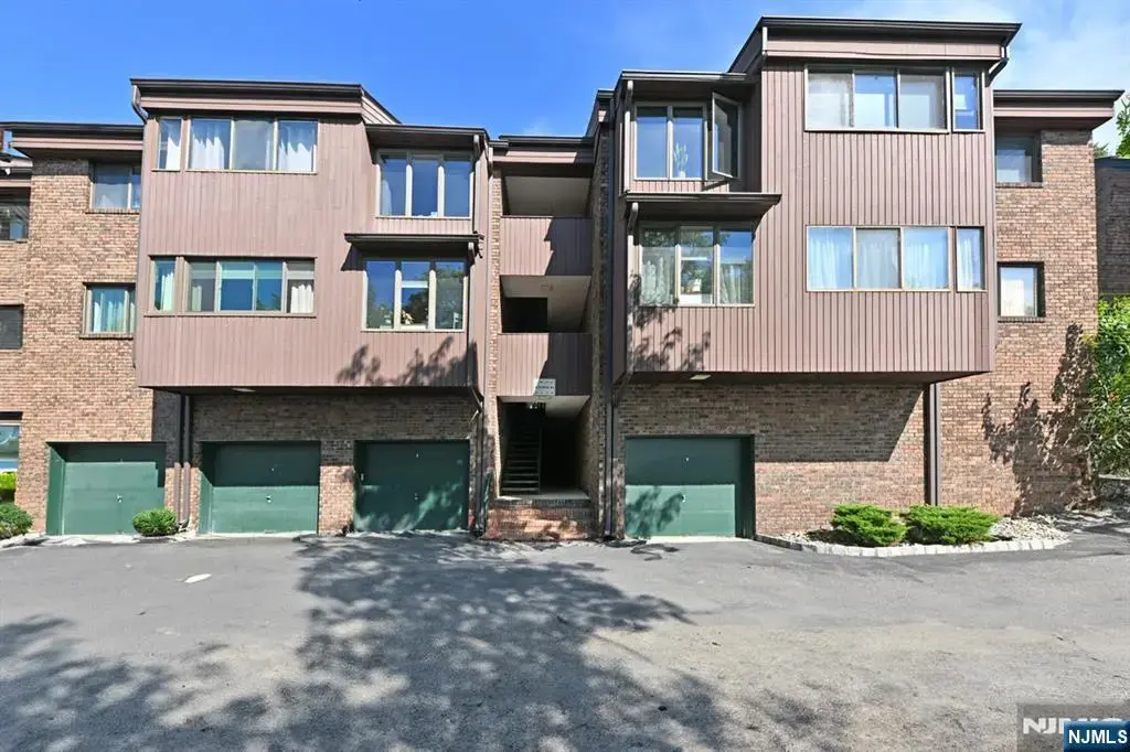 107 Indian Hollow Court 107, Mahwah