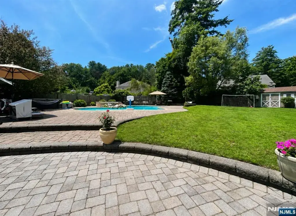 19 Hunterdon Place, West Milford