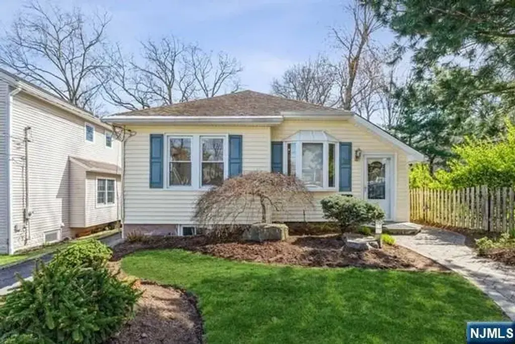 34 Glenview, Cresskill
