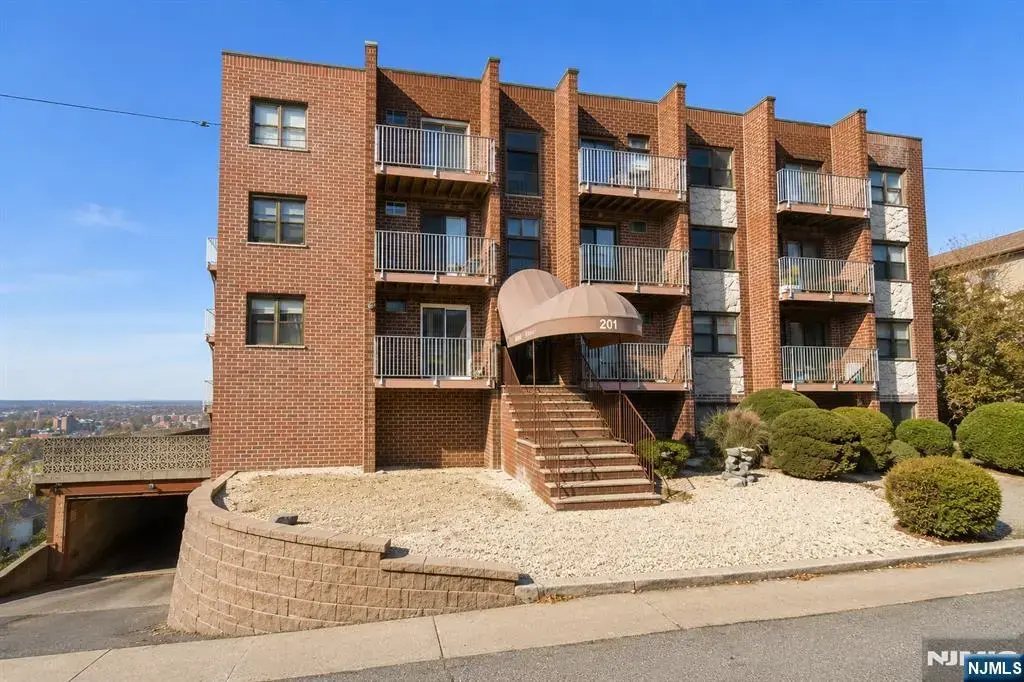 201 12th Street 18, Palisades Park