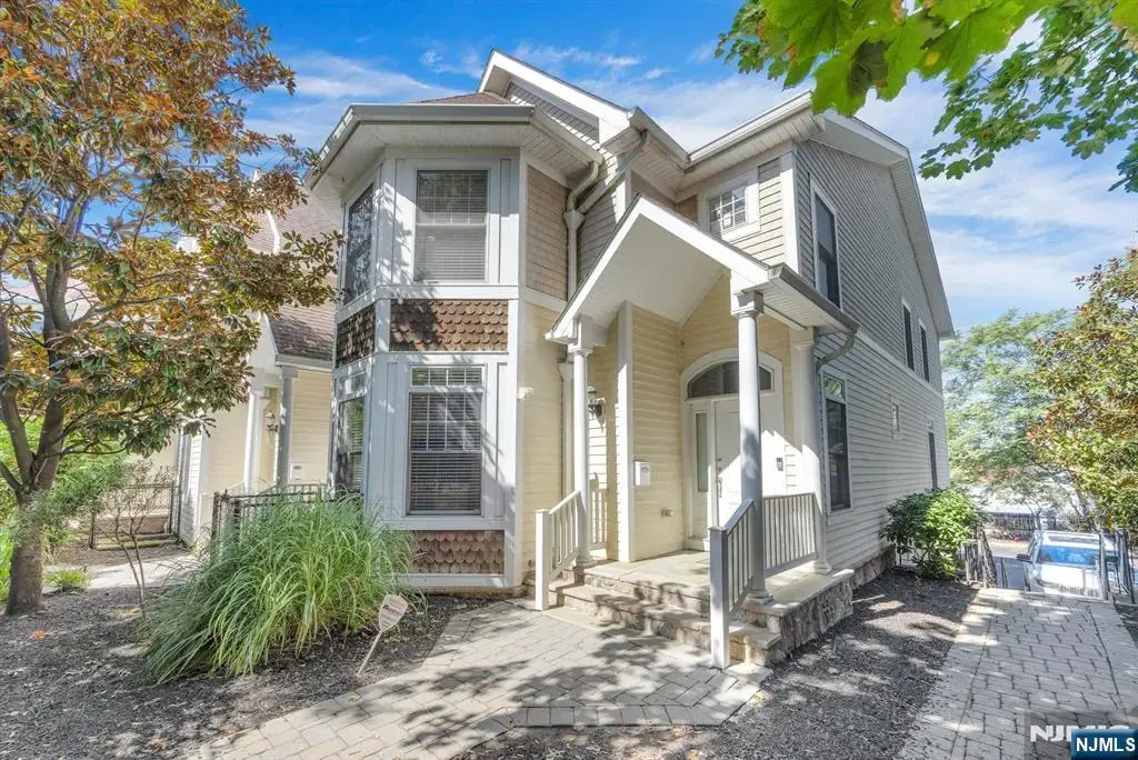 33 E Linden, Englewood