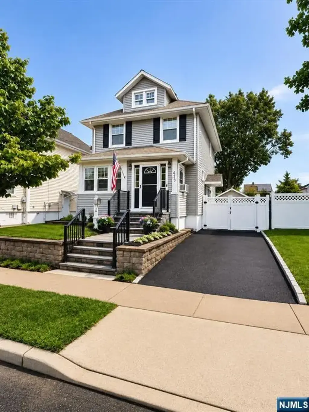 439 Lake Avenue, Lyndhurst