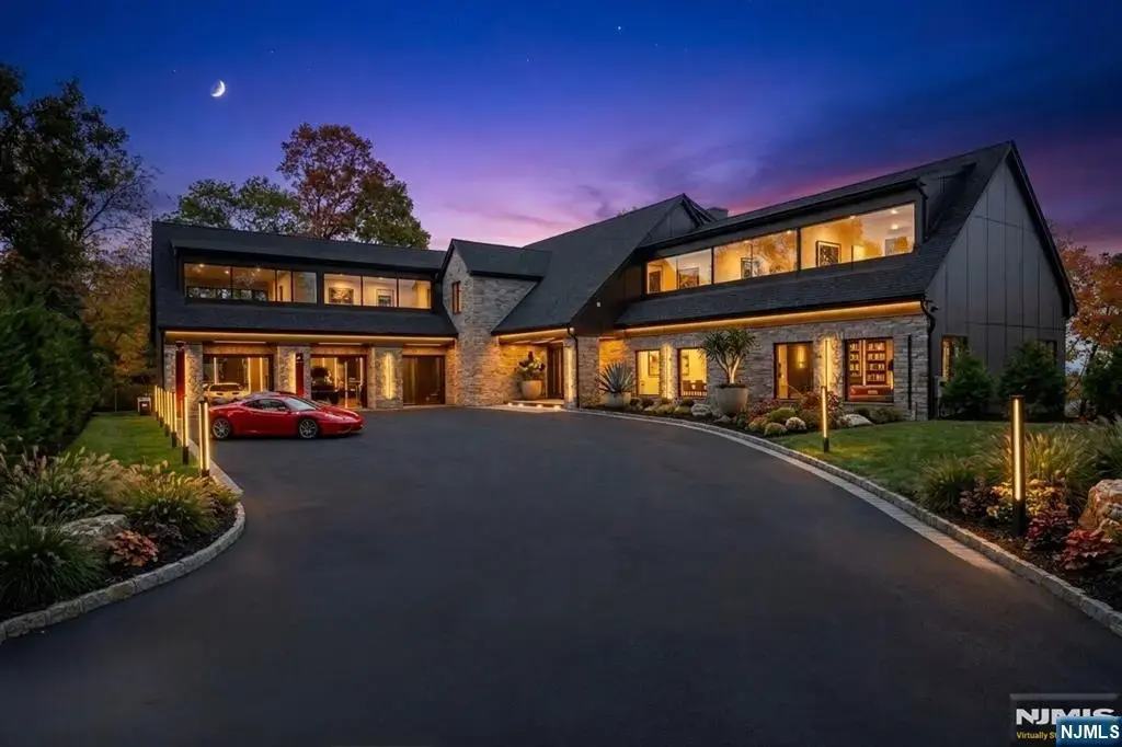 8 Flintlock Court, Totowa