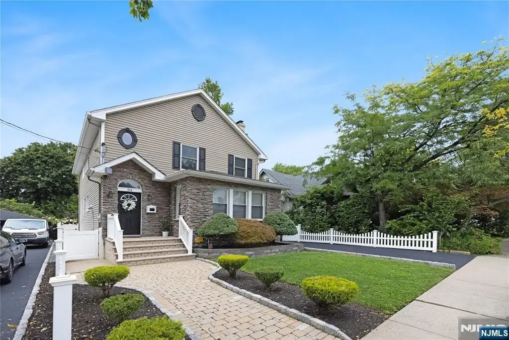 84 Vanderburgh Avenue, Rutherford