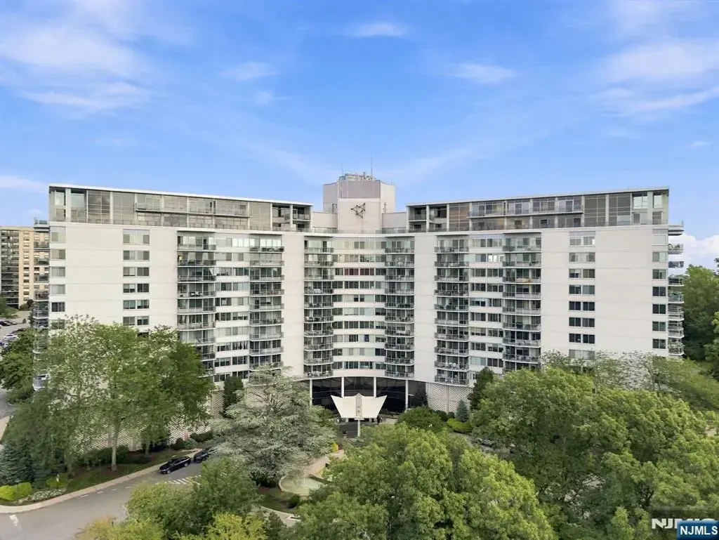 1 Claridge Drive 917, Verona