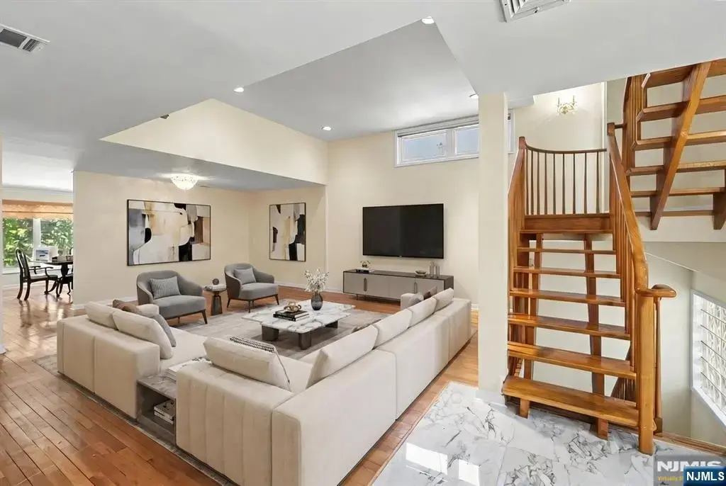 376 Kenwood 9, Englewood