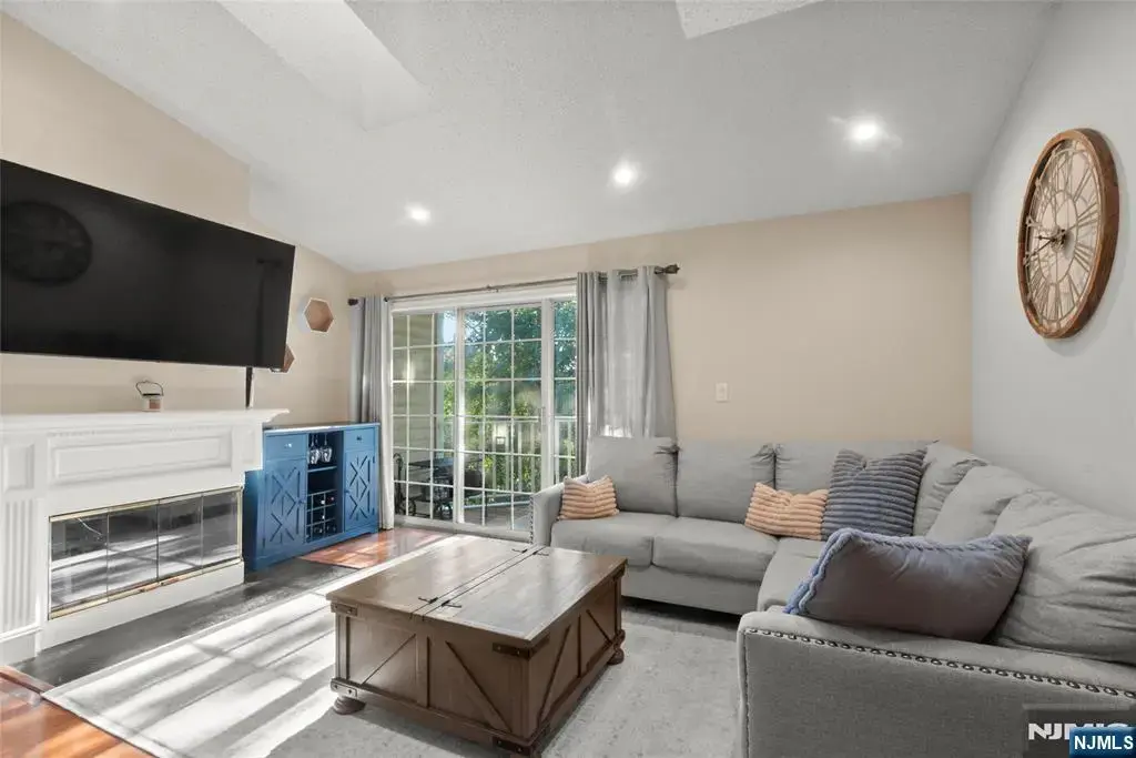 952 Juniper Way, Mahwah