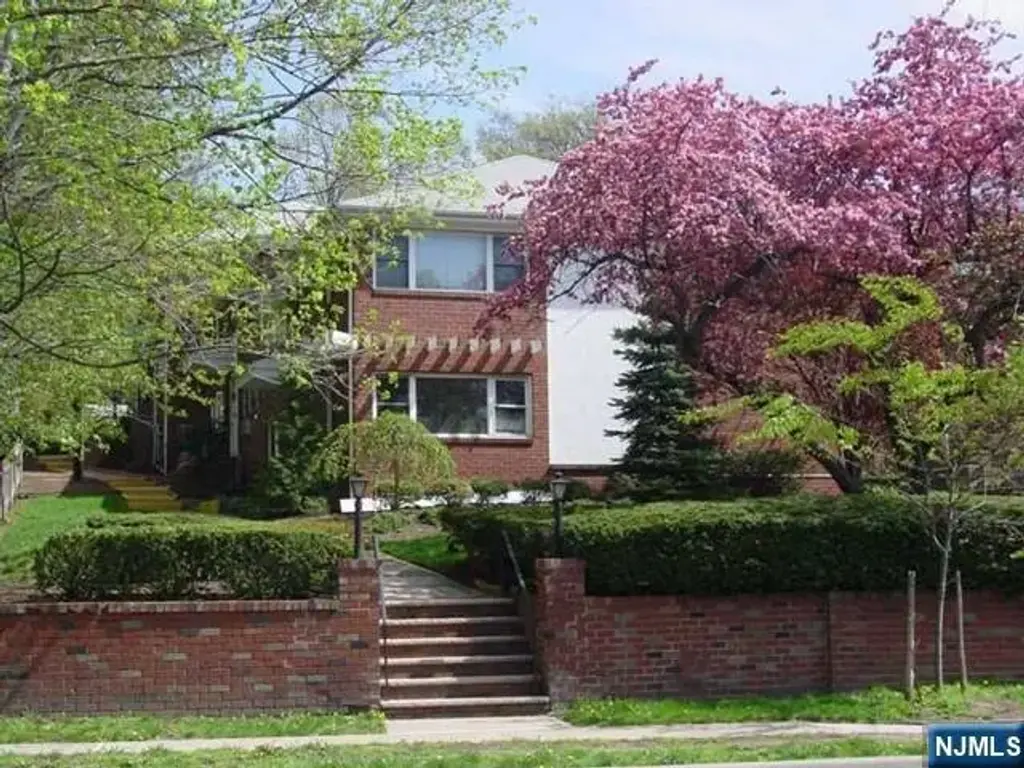 431 Grand 11, Leonia
