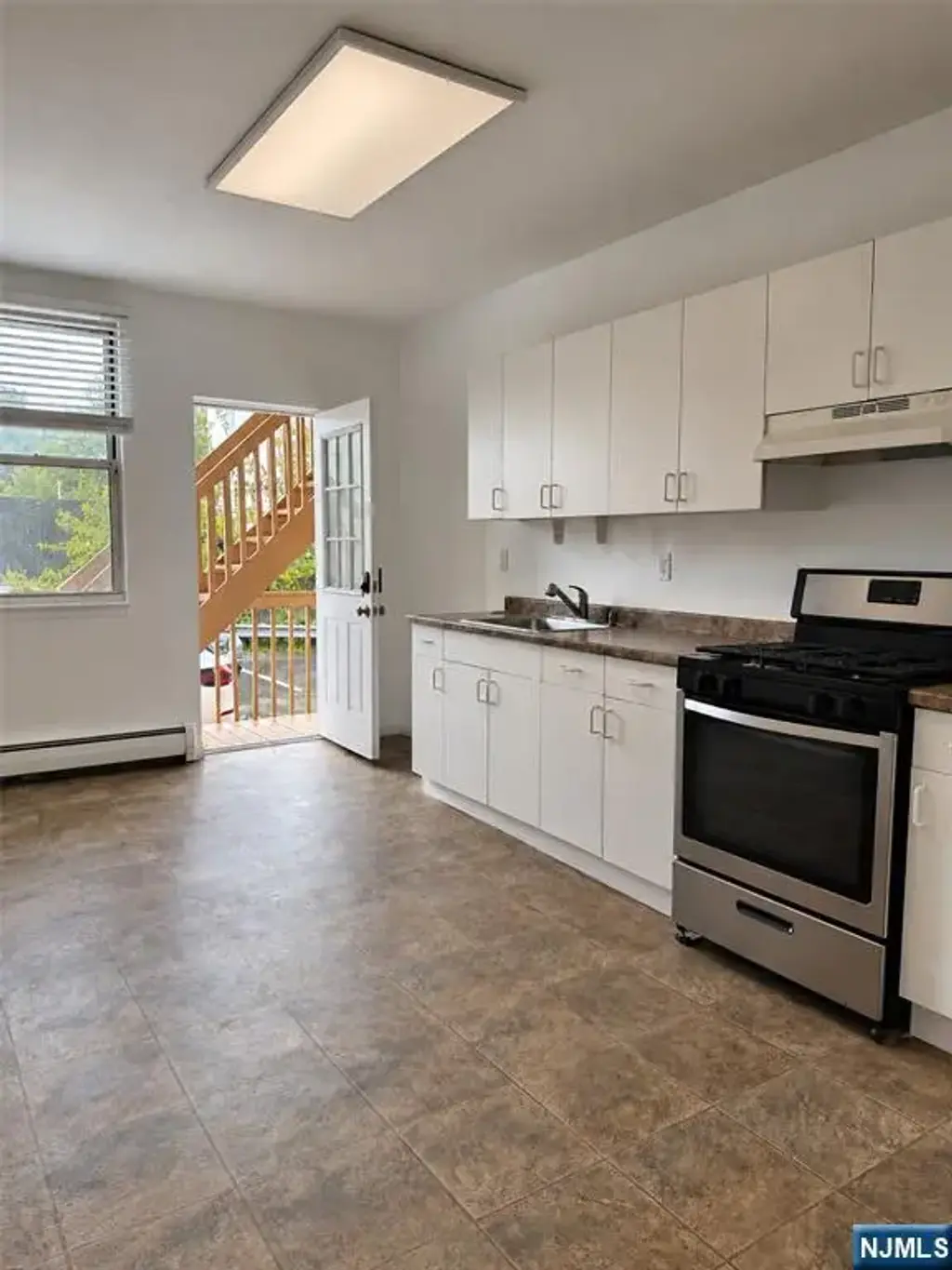 15a Grove 15a, Tenafly