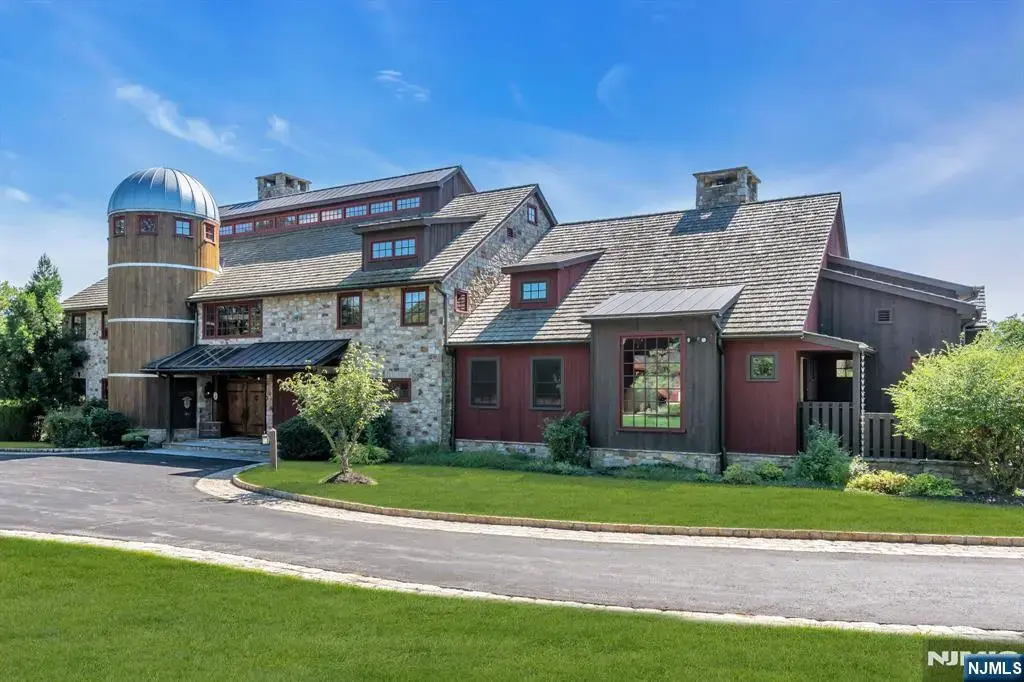 106 Mountain Top Road, Lebanon Twp