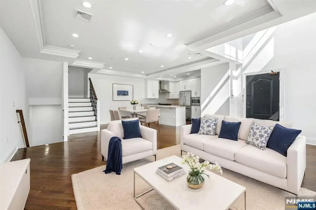 6 Marquis Court, Edgewater