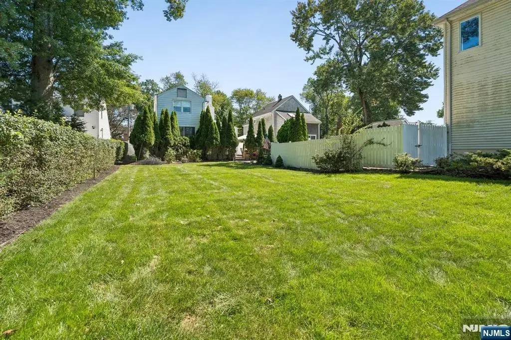 25 Swan, Livingston