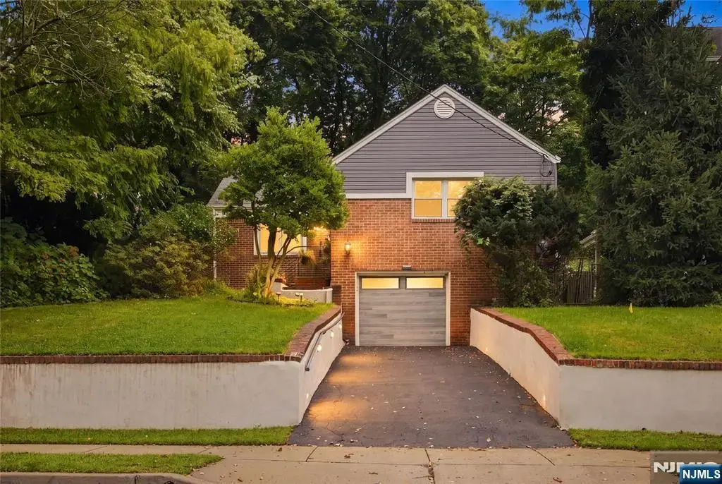 43 Linden, Leonia