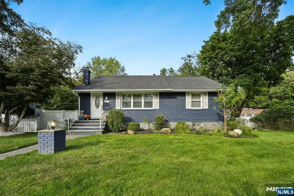 383 Closter Dock, Closter