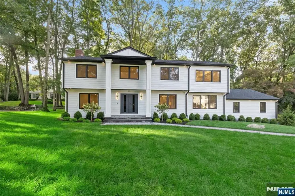 15 Green Way, Mahwah