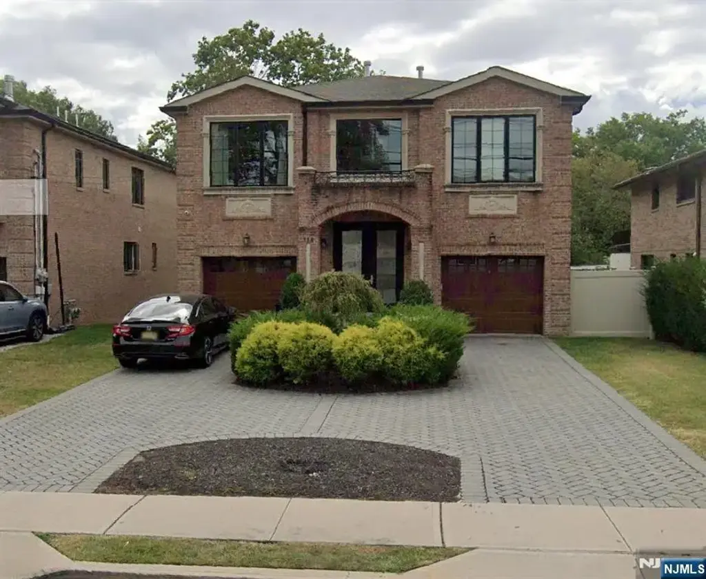 750 E Edgewater 1st Fl, Ridgefield