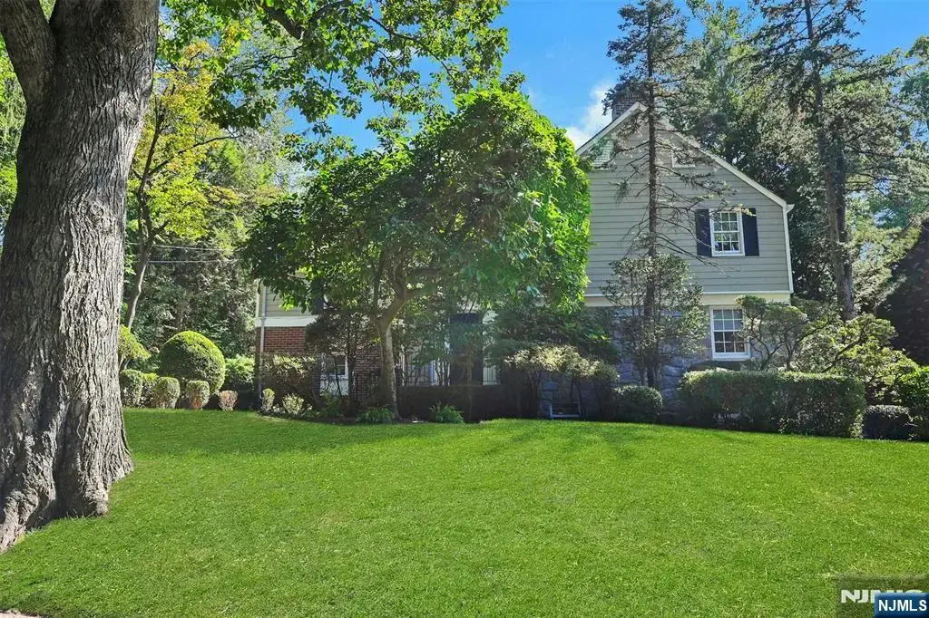 626 Sunderland Road, Teaneck