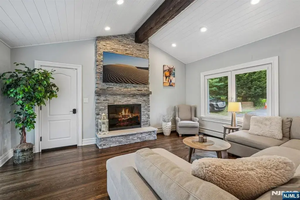 689 Colonial Road, Franklin Lakes