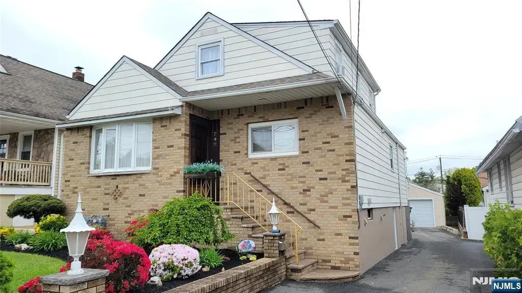 749 Ten Eyck Avenue, Lyndhurst