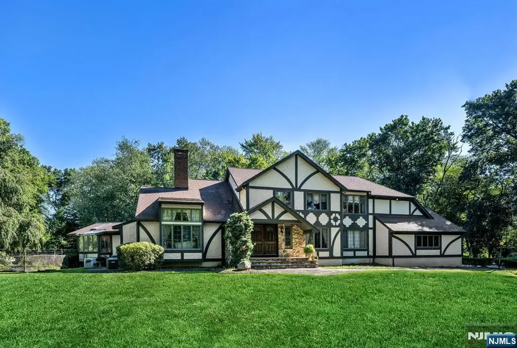 40 Mohegan Trail, Saddle River